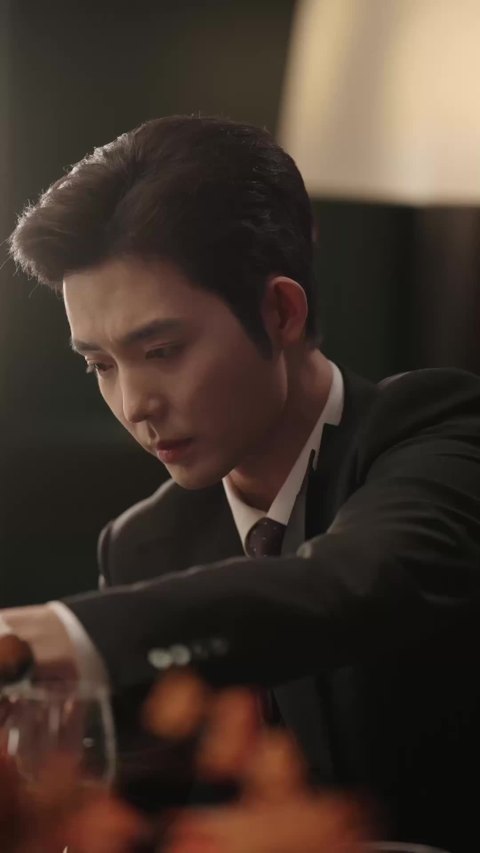 《玫瑰与青松》作品图片